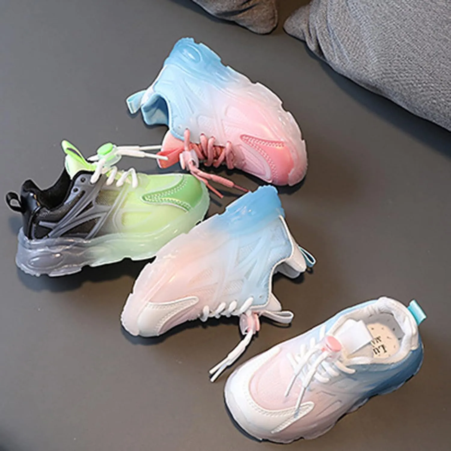Kids Light Up Shoes Lightweight Breathable Running Sport Shoes Boys Girls Luminous Flashing Athletic Sneakers